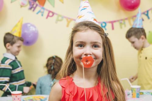 girl-with-paper-lips-birthday-party